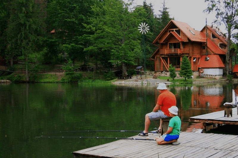 Карпати де поєднати риболовлю з відпочинком (озера + садиби)