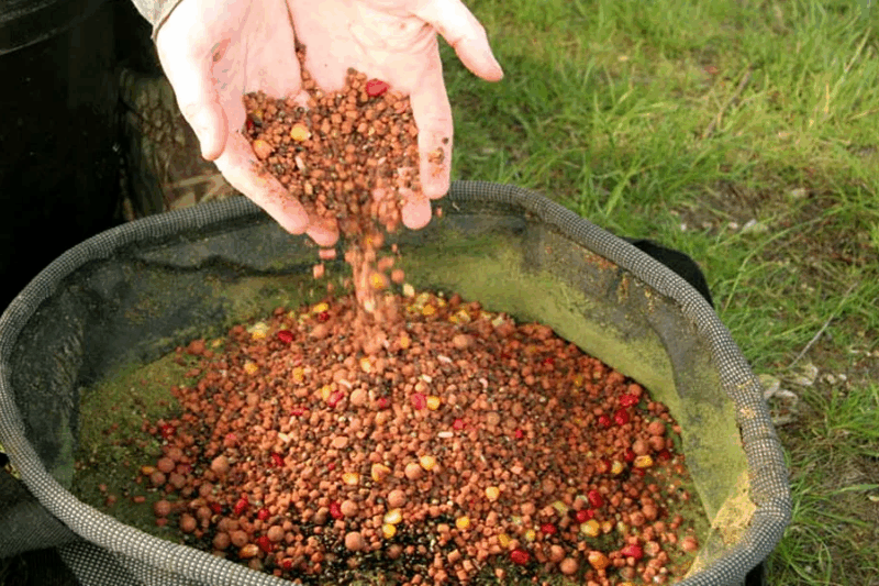 Прикорм на карася у жовтні менше ароматики — більше фракції