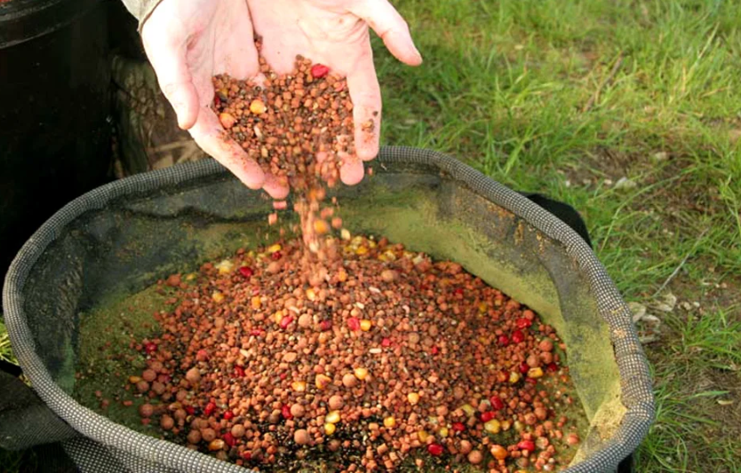 Прикорм на карася у жовтні менше ароматики — більше фракції